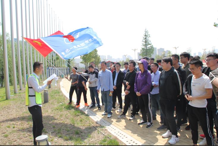 集团公司举行“房建二分杯”徒步知识竞赛运动 暨集团公司2018年“五四”表扬会